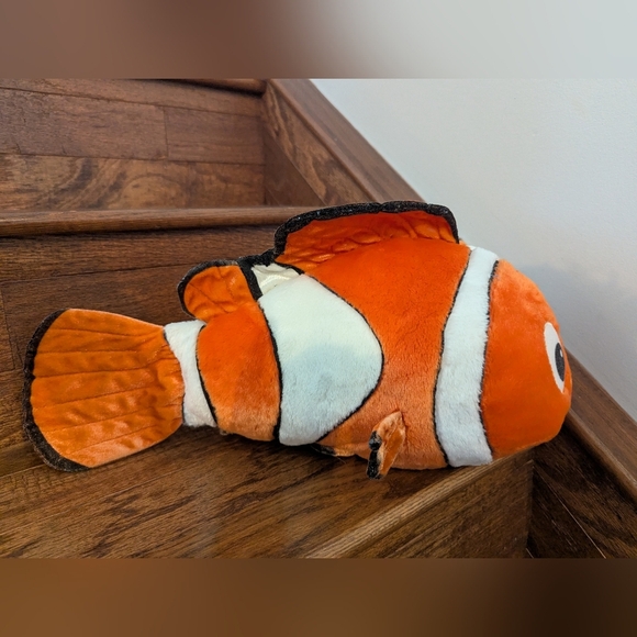 Disney EUC vintage Finding Nemo twin sheets Giant Nemo Plush shark cuddle throw - Picture 9 of 10